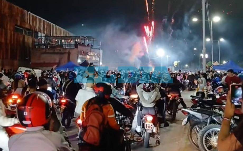 Explosiones y maniobras temerarias: la caravana de motos de La Plata hizo un polémico evento en Isla Maciel
