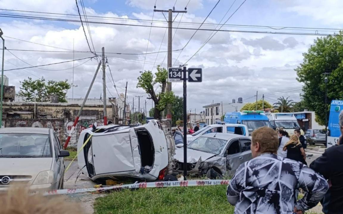 Autos chocados y personal de emergencia en el lugar del accidente en San Carlos