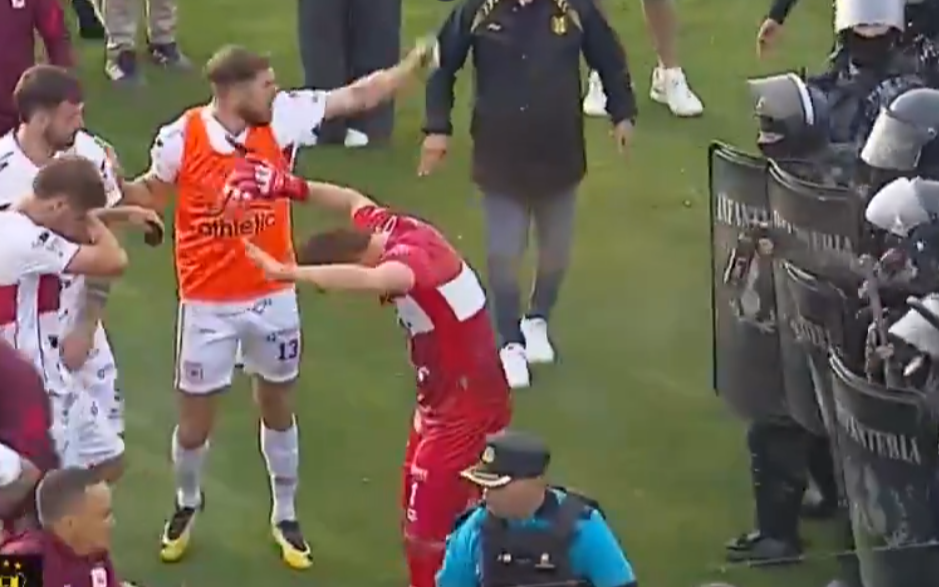 Escándalo en el ascenso: Deportivo Madryn venció a Morón y hubo batalla campal e incidentes