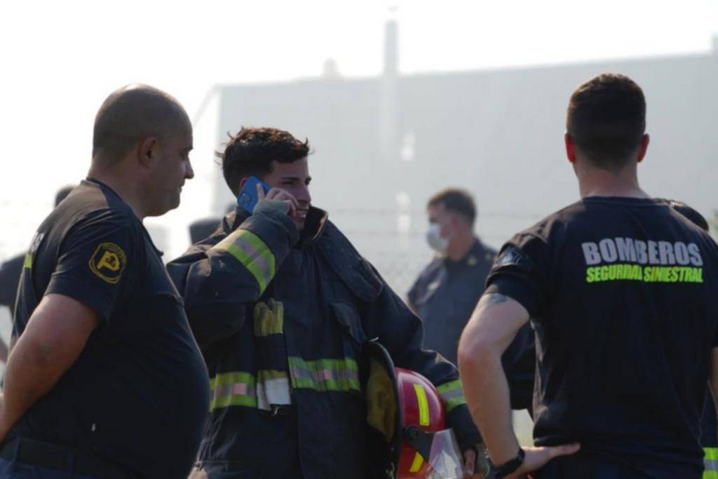 Todavía hay fuego activo por controlar en Ezeiza