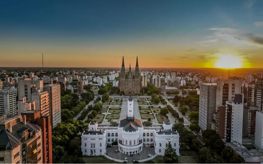 17/11/2025 | UN DÍA MÁS.- Se viene el aniversario de La Plata, fútbol y más
