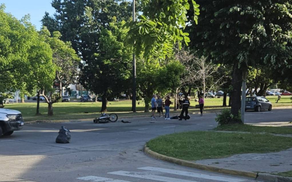 Lunes accidentado en La Plata: dos motociclistas resultaron heridos tras impactar contra autos