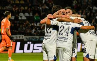 Gimnasia goleó a Platense 3 a 0, y clasificó a octavos de final