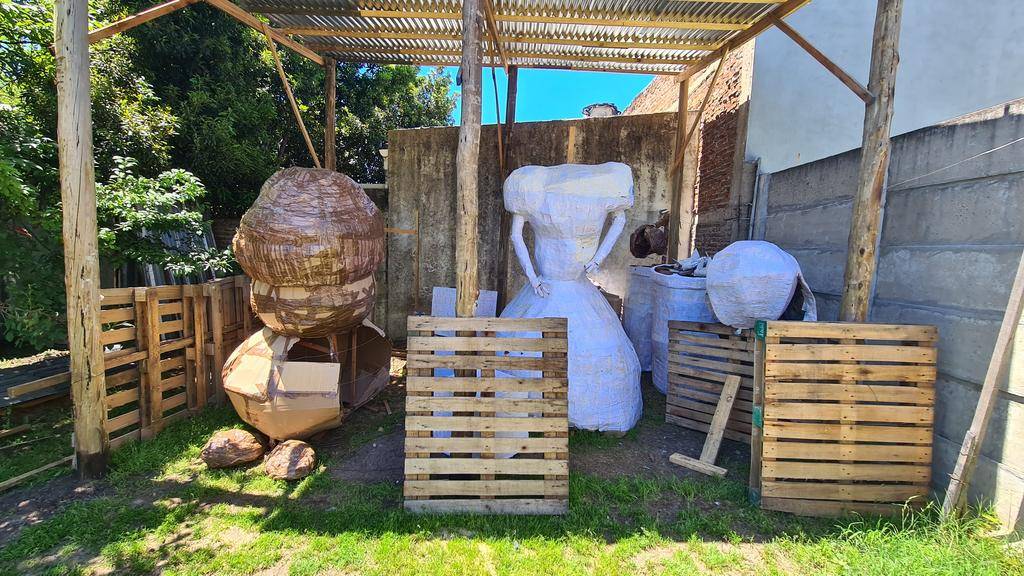 Costumbres platenses: ya comenzó el armado de Muñecos 2025