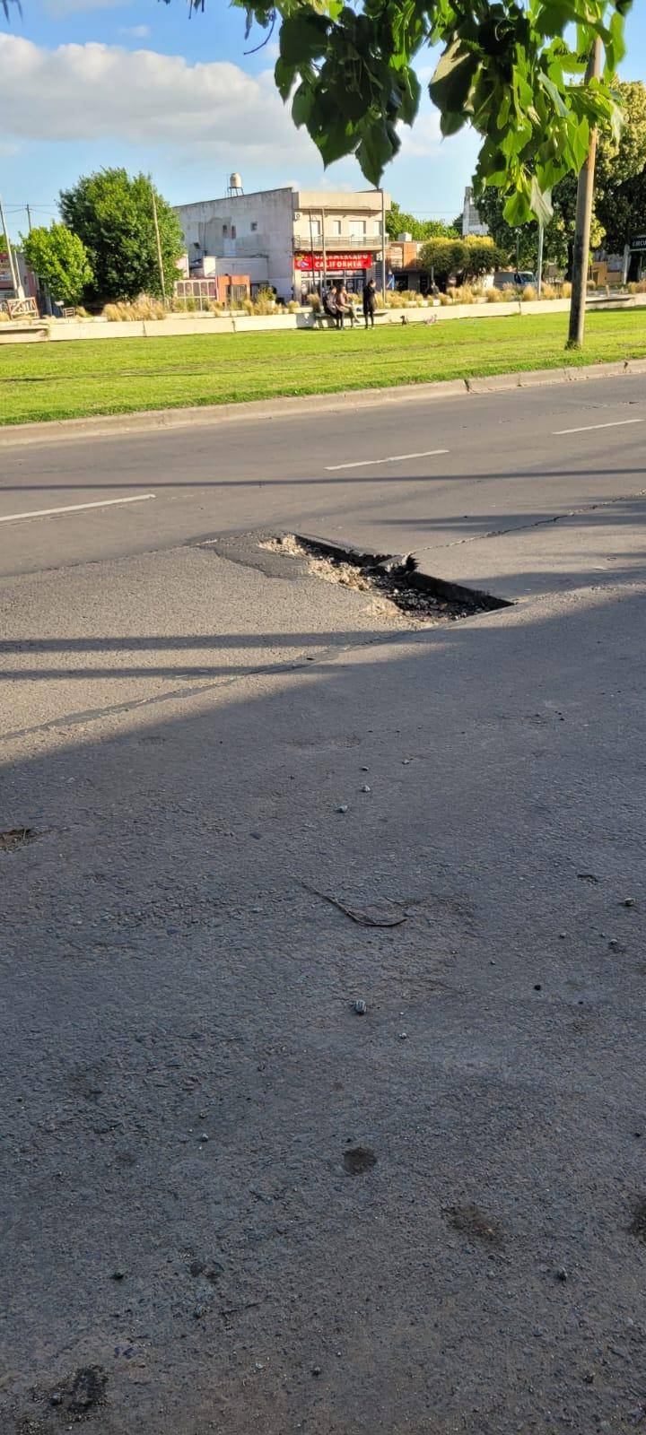 En plena avenida 72, un bache de gran tamaño amenaza a los vehículos