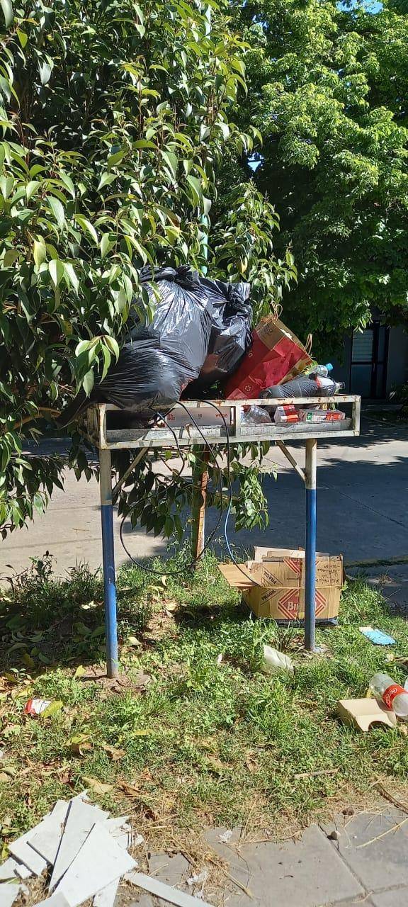 En Gonnet denuncian acumulación de residuos y señalan a una empresa