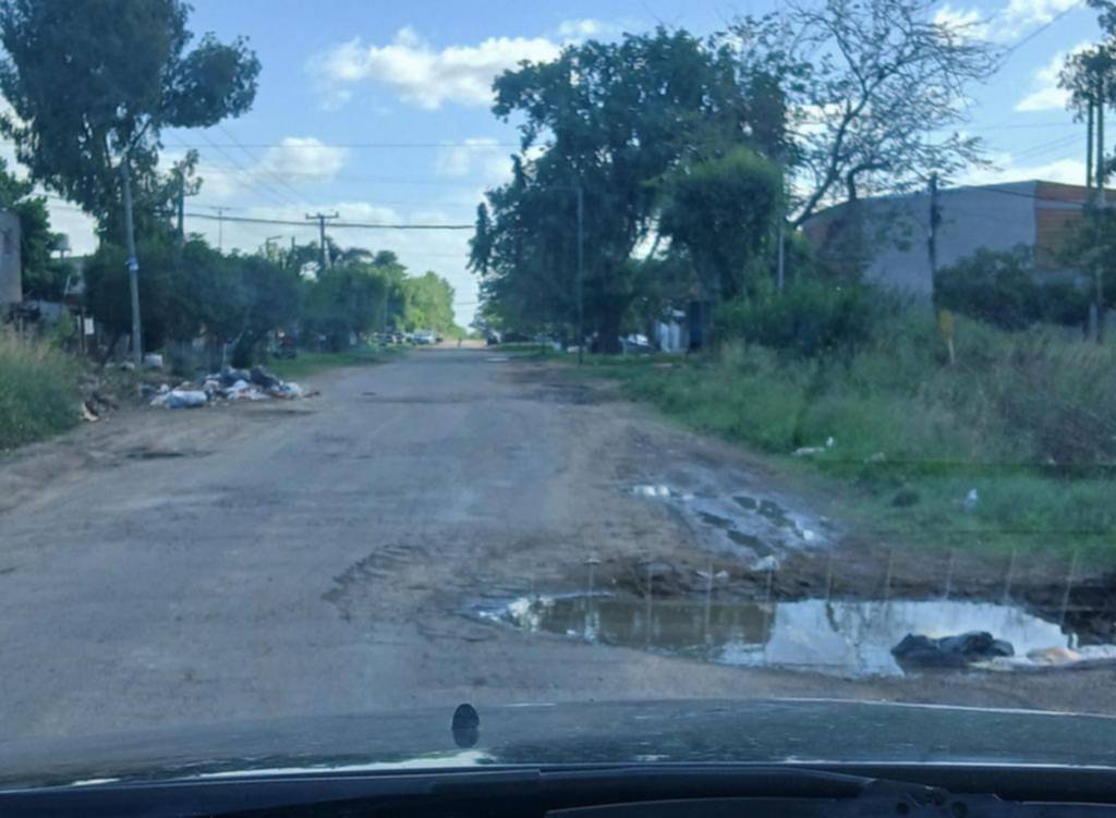 En San Carlos, las calles están llenas de “cráteres rompe autos” y de basura