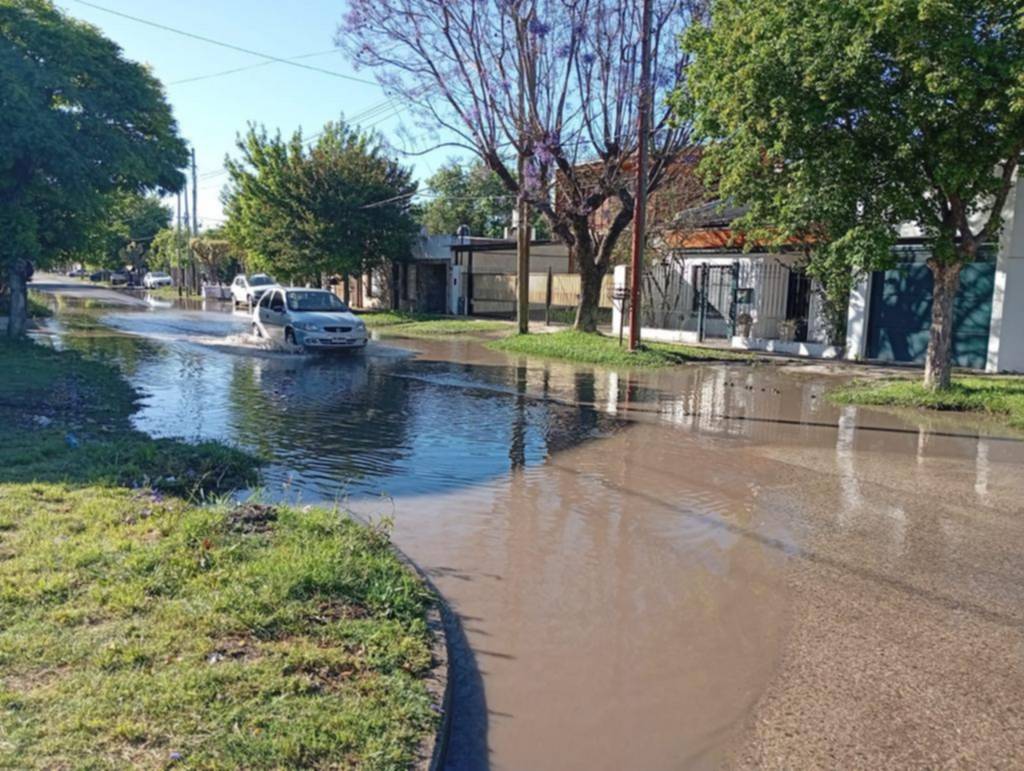 En Altos de San Lorenzo, una laguna de agua sucia preocupa a los vecinos
