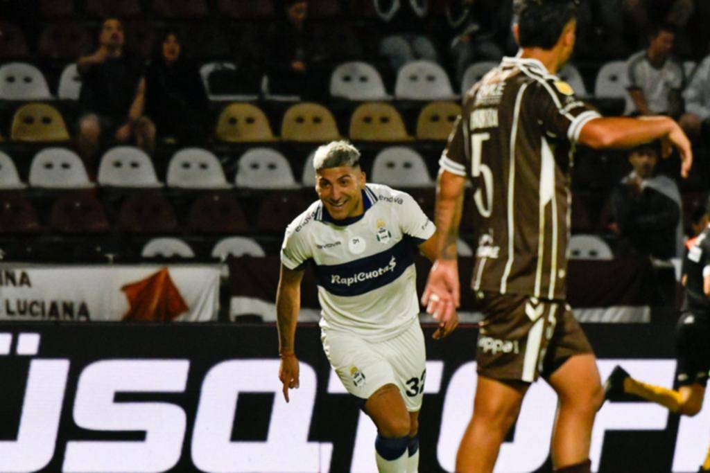 El Chelo Marcelo Torres viene derecho con el gol