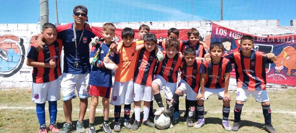 Estudiantes festeja por anticipado el título por institución de LISFI