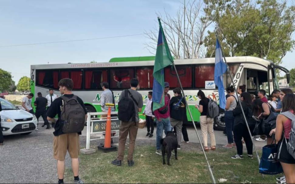 Nuevo ataque de "tira piedras" en la Autopista La Plata - Buenos Aires: no hubo heridos de milagro