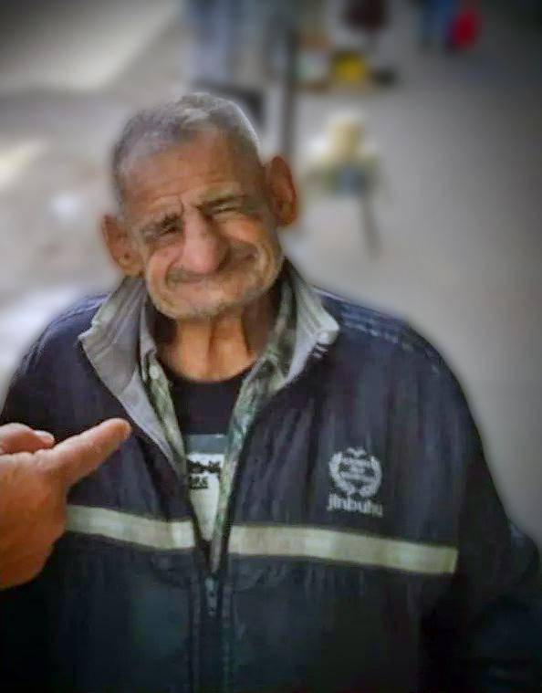 “Fosforito”, legendario abrepuertas de taxis de la estación de trenes platense