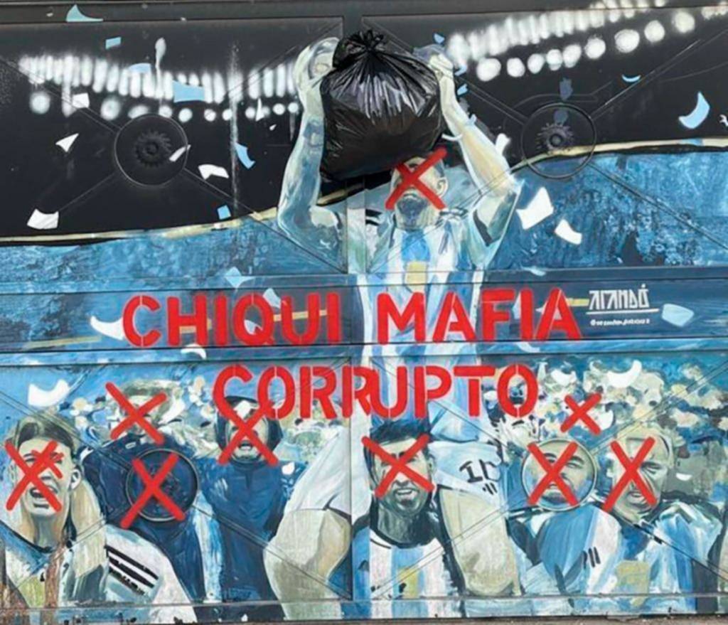 Repudio: escrachan murales de la Selección