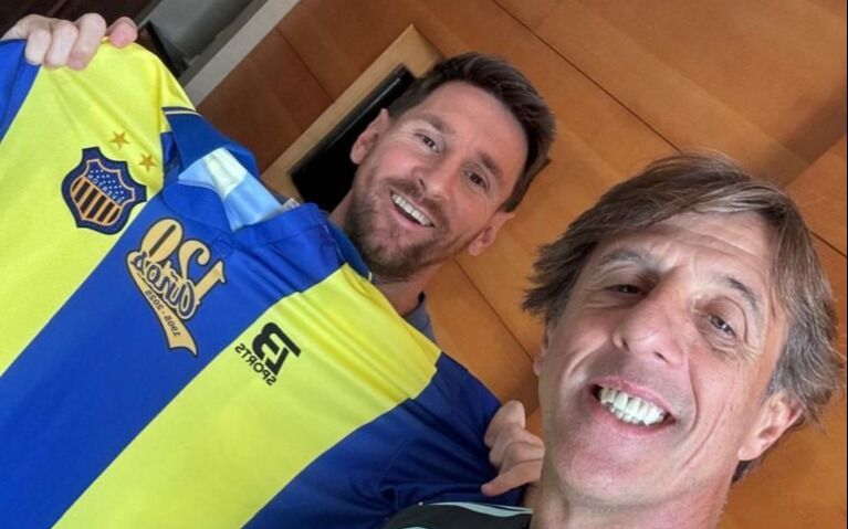 Messi y una foto que vuela alto: el 10, con la camiseta de Everton y el sueño en Barrio Aeropuerto