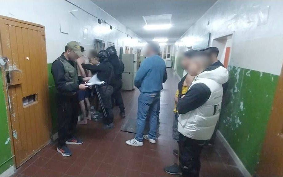 Desarticularon a una banda que comercializaba droga desde la cárcel: hubo allanamientos en La Plata