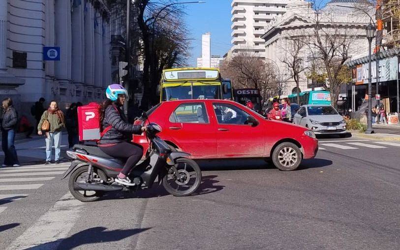 Cuánto tienen que trabajar los repartidores: un informe revela el esfuerzo detrás de más de 450 pedidos al mes