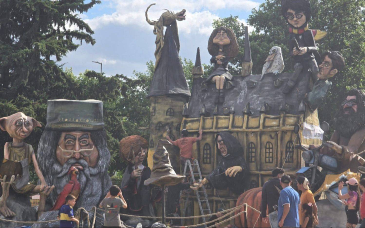 Piden reubicar un muñeco de fin de año en La Plata