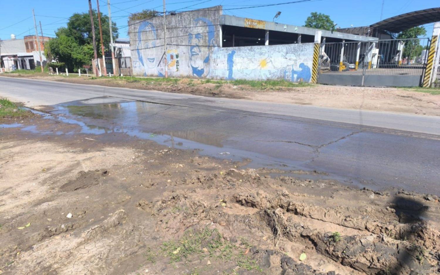 Una pérdida de agua que rompe el pavimento en 72 y 138