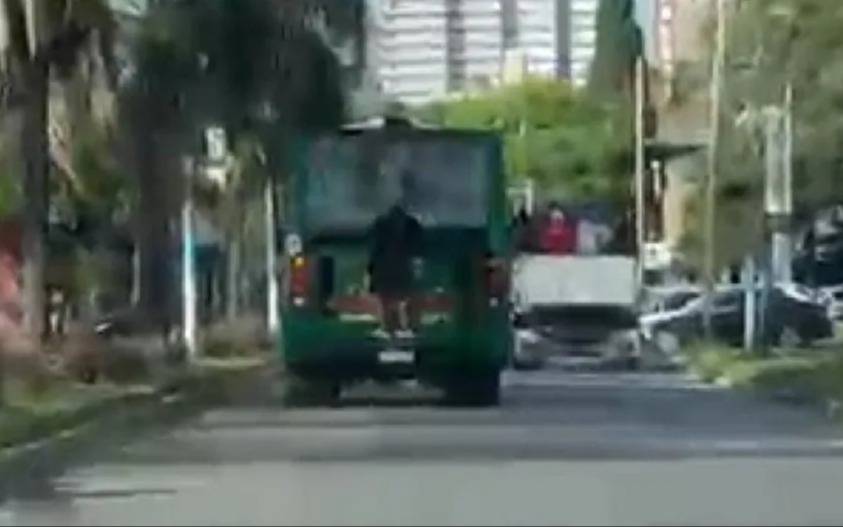 Un joven filmado colgado de la parte trasera de un colectivo 85 en plena mañana en Quilmes