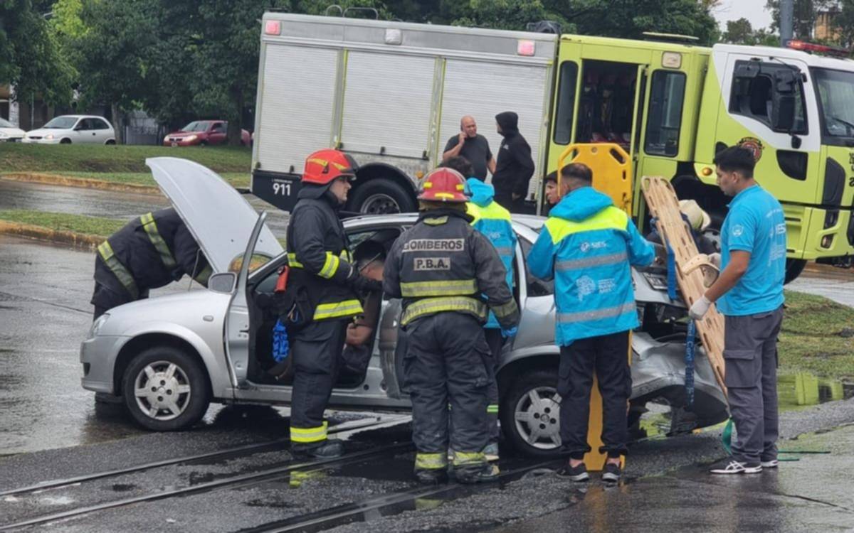 Fuertísimo choque entre un micro y un Uber sobre las vías del tren en La Plata: rescatan a una mujer atrapada