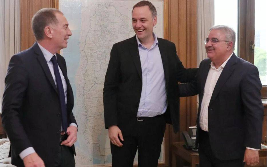 Manuel Adorni trabaja en el diálogo interno y convoca a una reunión de Gabinete