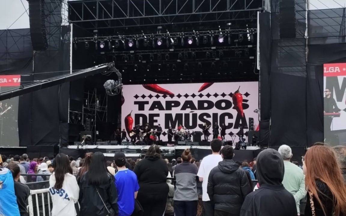 21/11/2025 | UN DÍA MÁS.- Tapados de Música en Plaza Moreno, reclamos por Central y los playoffs