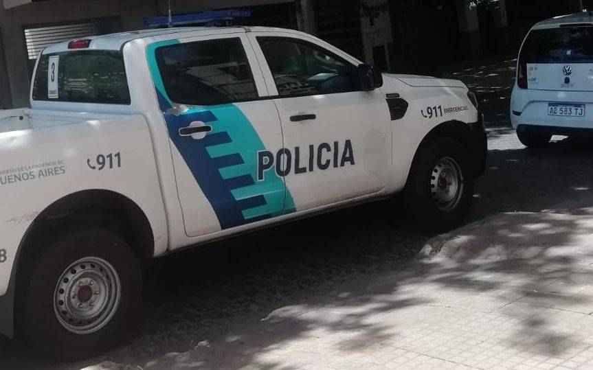 Conmoción en La Plata: un hombre apareció muerto en la vereda frente a su casa