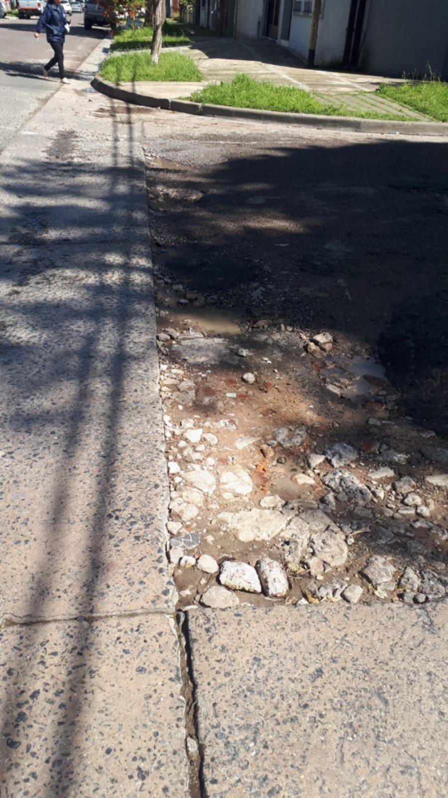 En 132 y 45, asfalto roto y un pozo imposible de pasar