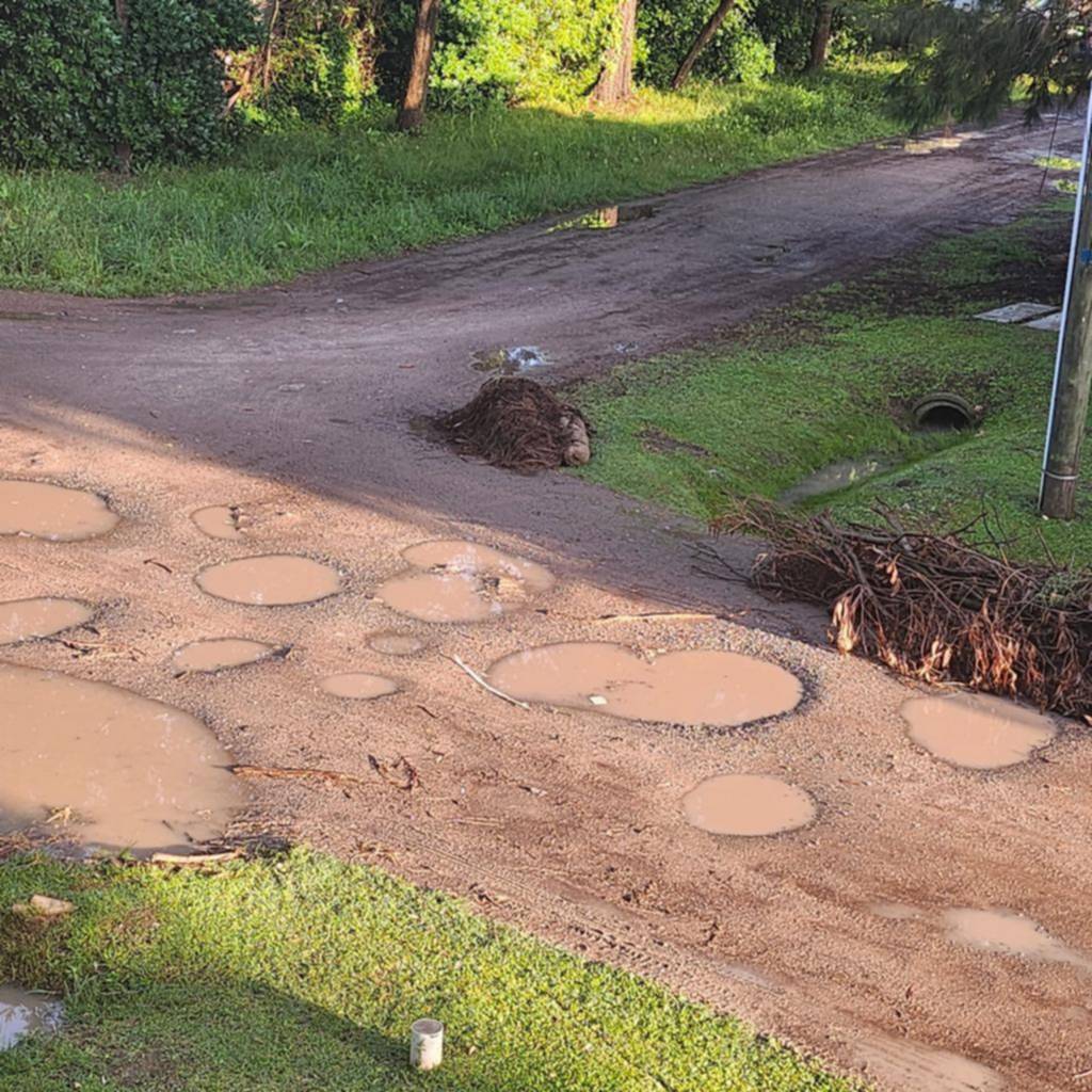 En el Rincón, calles dañadas y tránsito pesado