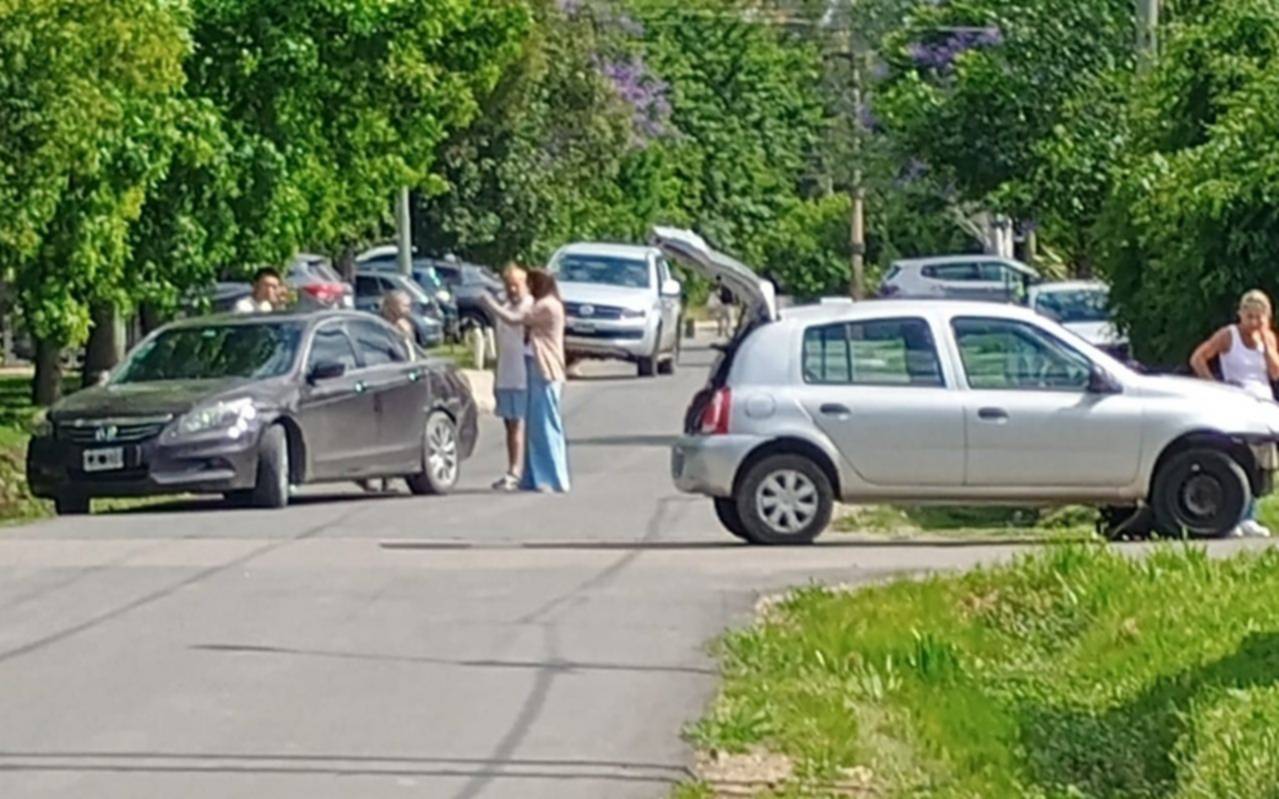 La esquina de los "tortazos" en City Bell: "El asfalto nuevo la convirtió en una pista de TC", reclaman los vecinos