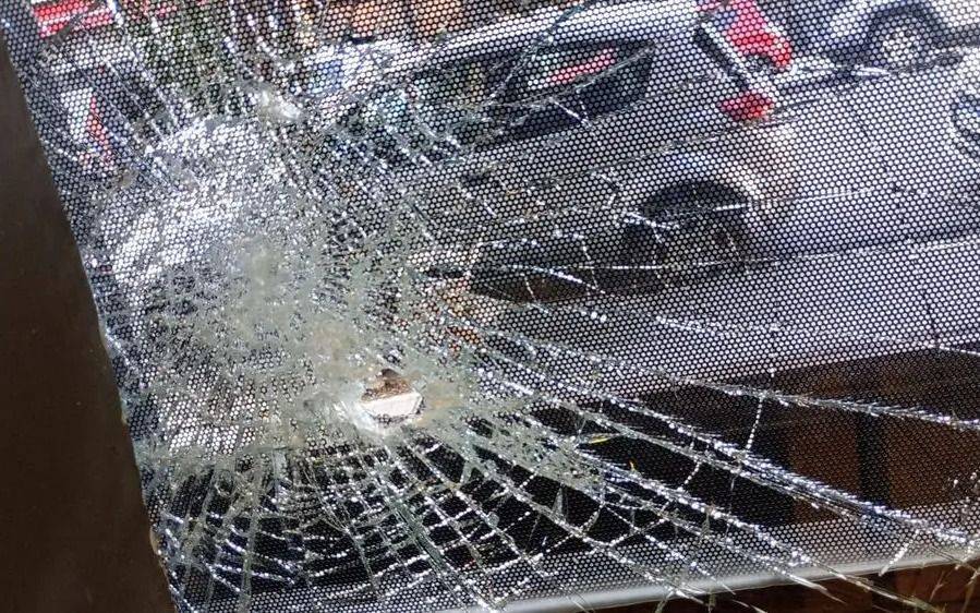 Doble intento de robo y vidrios "reventados" en un local céntrico de La Plata