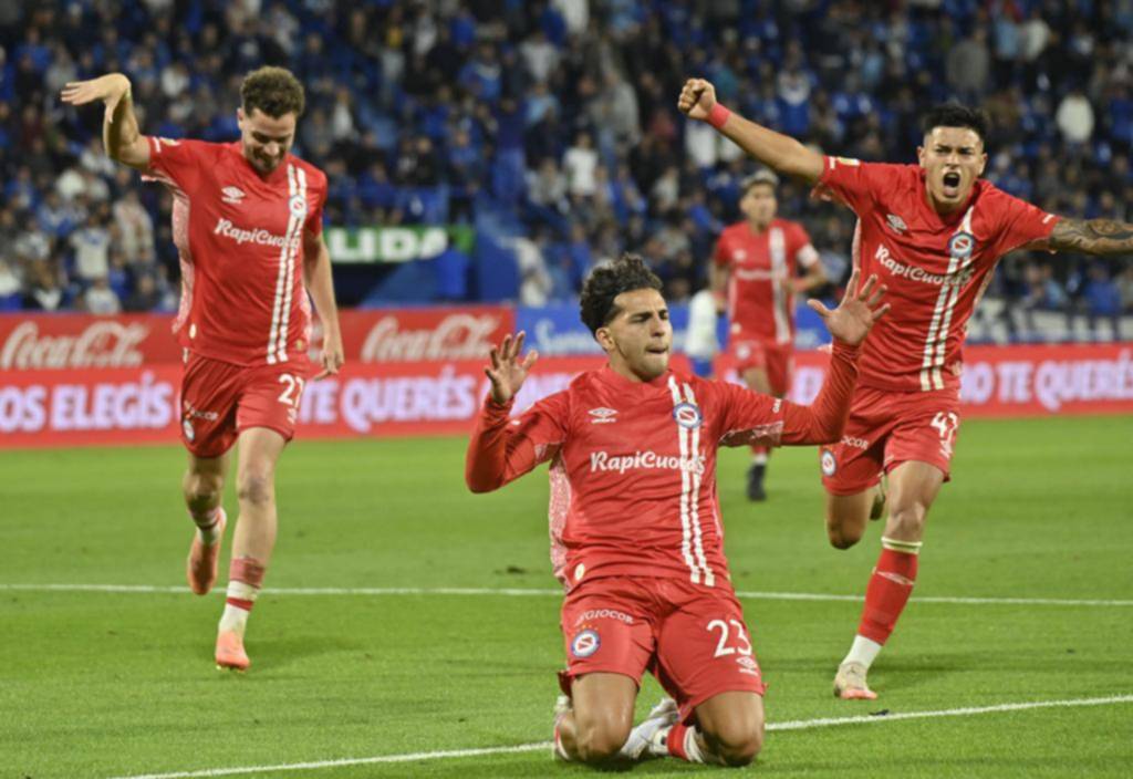 Argentinos dio una clase de fútbol y avanzó