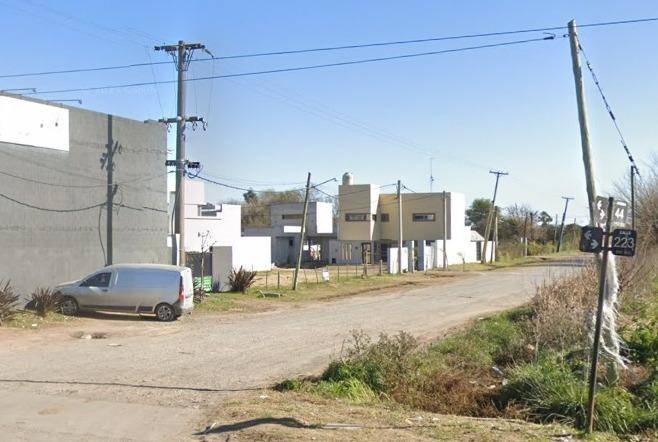 Terror en el oeste platense: la encañonaron con su bebé en el auto