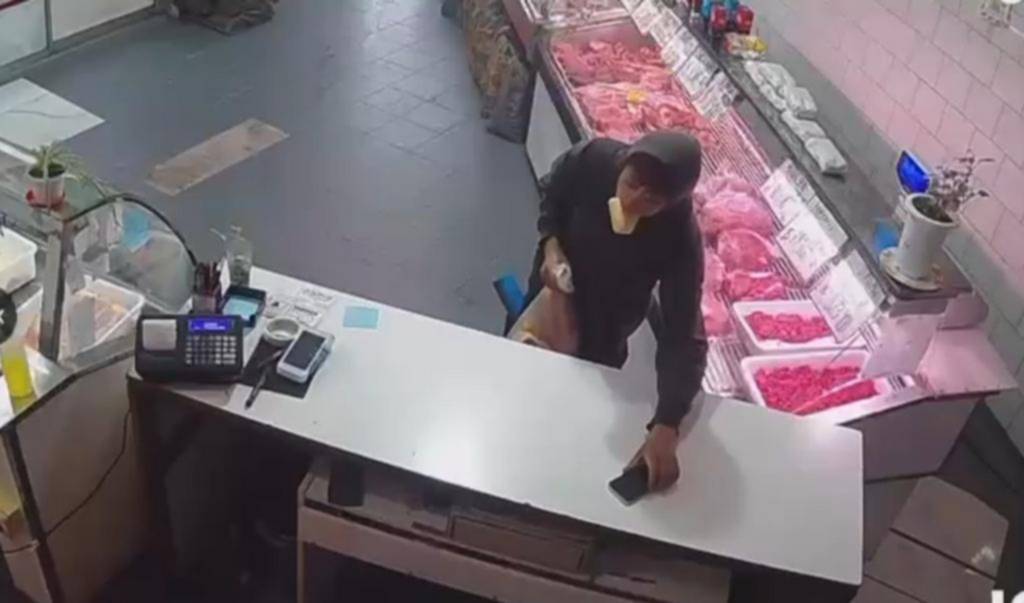 “Manoteó” un celular y huyó, pero no llegó muy lejos