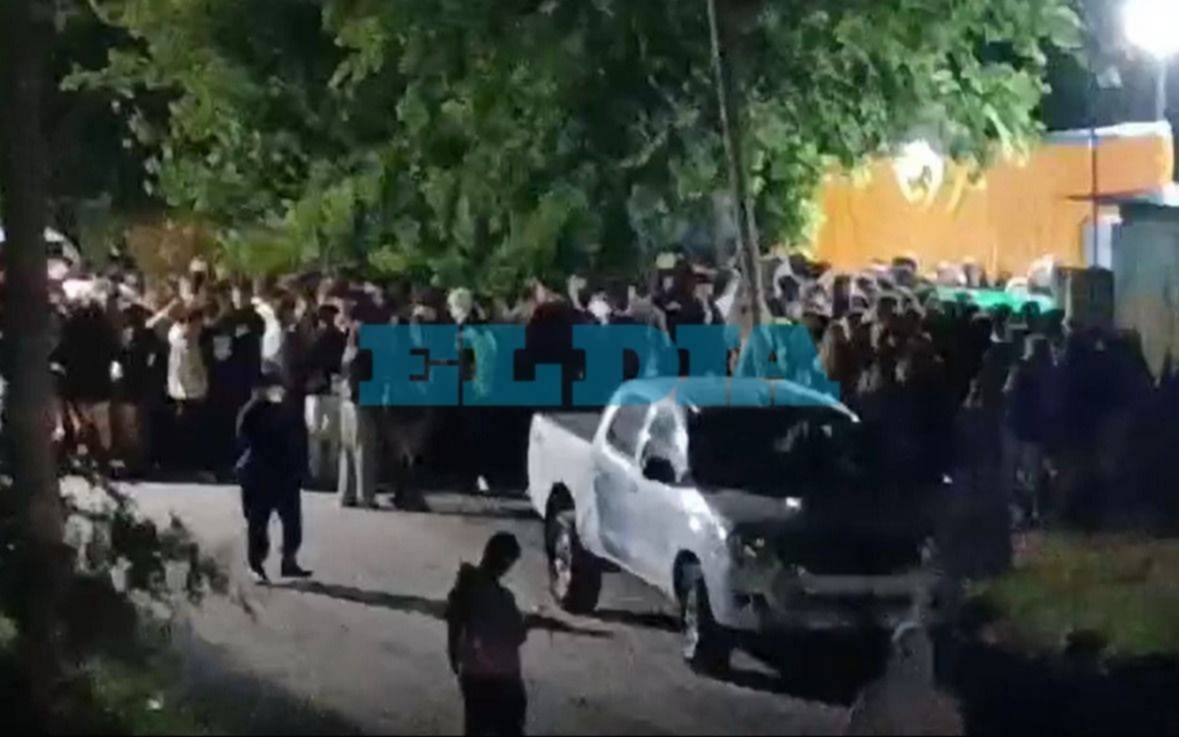 Polémica en Arturo Seguí por una fiesta estudiantil: micros, alcohol y quejas de vecinos durante toda la madrugada