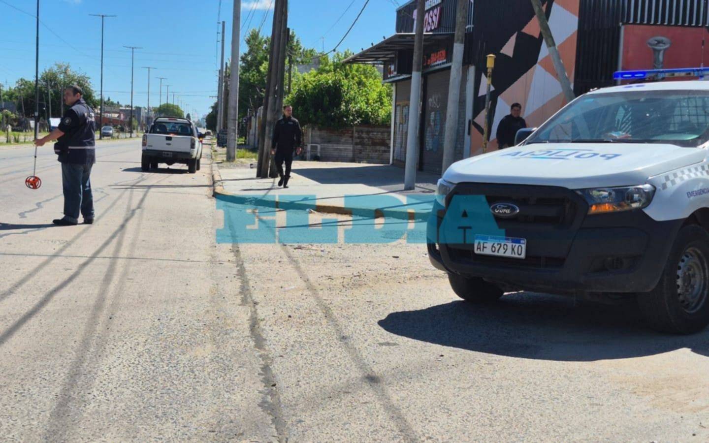Tragedia en la zona oeste de La Plata: un motociclista murió tras chocar contra un poste 
