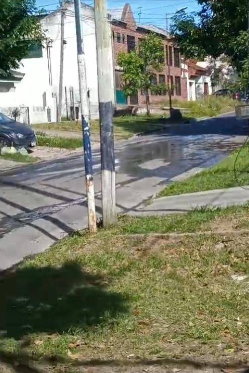 En Barrio Gambier, una pérdida de agua generó un bache en el asfalto