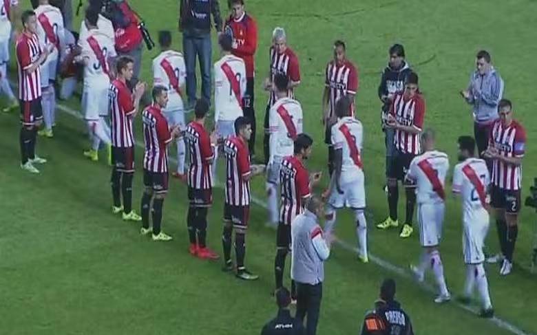 El pasillo y la plaqueta de Estudiantes a River cuando fue campeón de la Libertadores