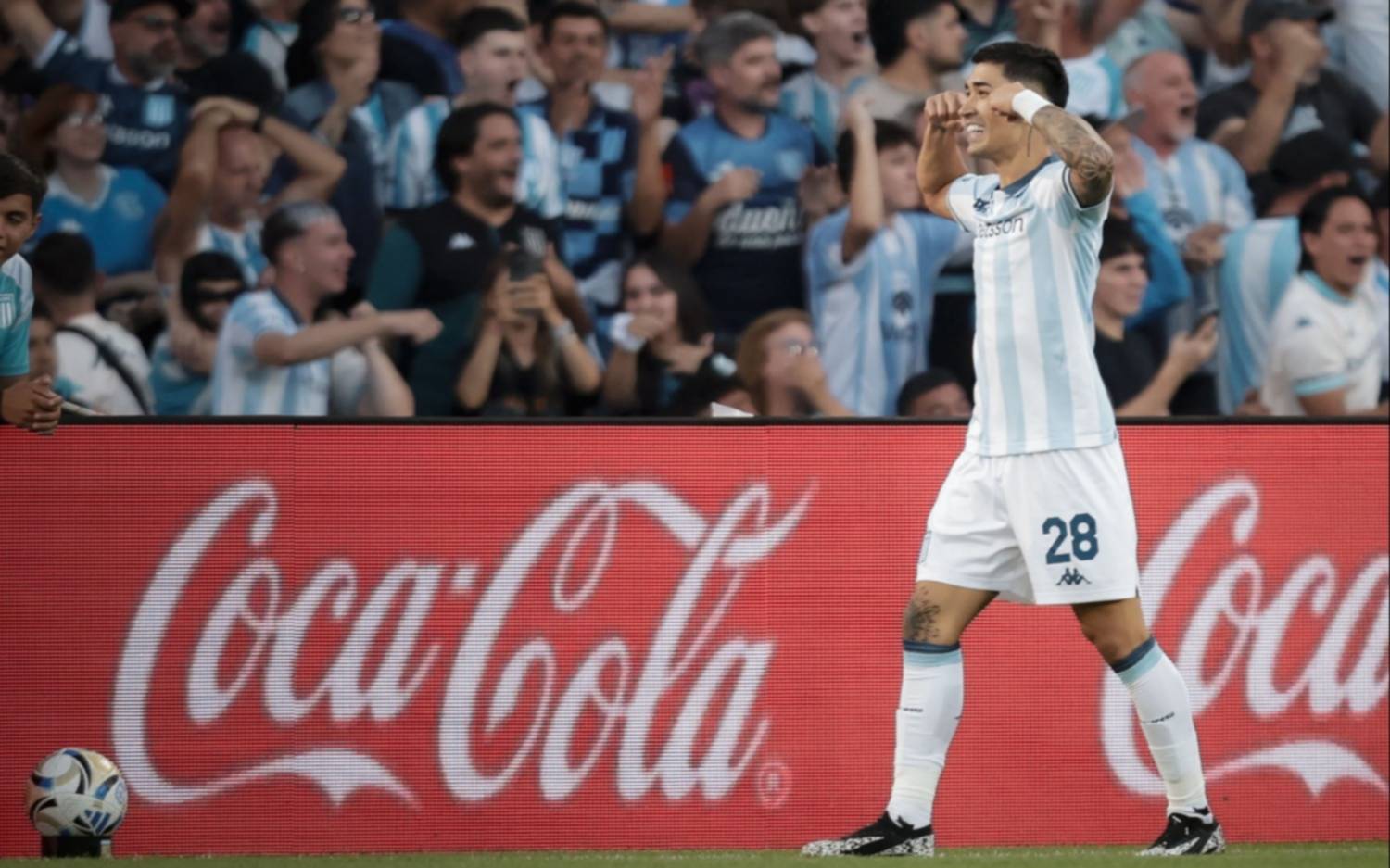 Acción en el partido entre Racing y River, jugadores compitiendo por la pelota
