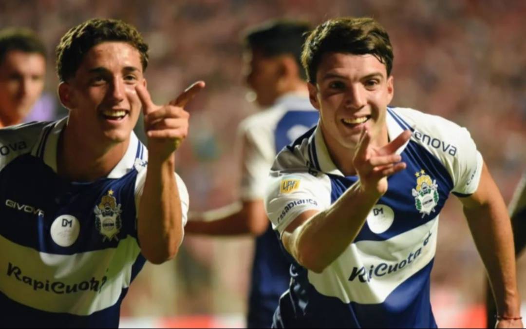 Jugadores de Gimnasia festejan un gol ante Unión en Santa Fe