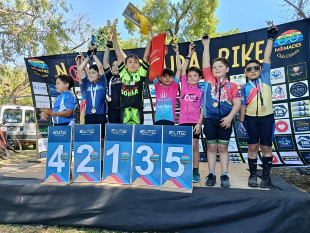 Ciclistas solidarios con chicos de Villa Elisa