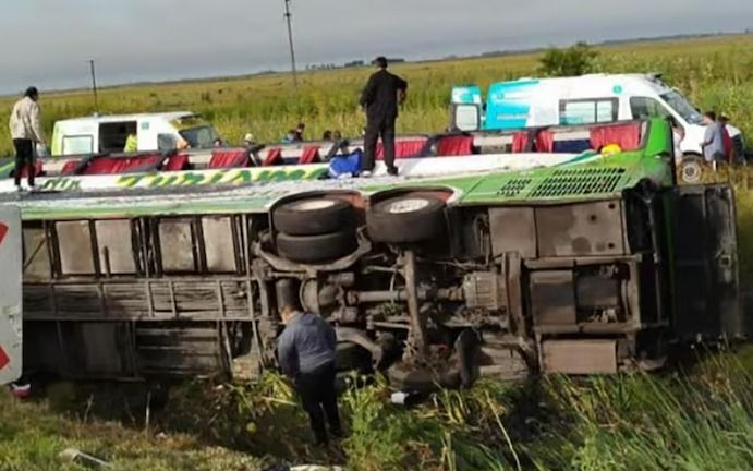 Trágico vuelco de un colectivo en Ruta 2: dos muertos y al menos dos heridos graves