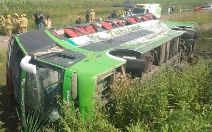 Qué se sabe del colectivo que volcó en Ruta 2 camino a Mar del Plata