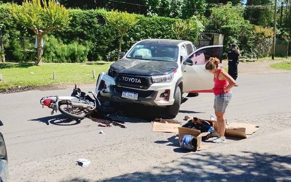 Un motociclista fue tapado con cartones tras un choque frontal con una pickup en La Plata