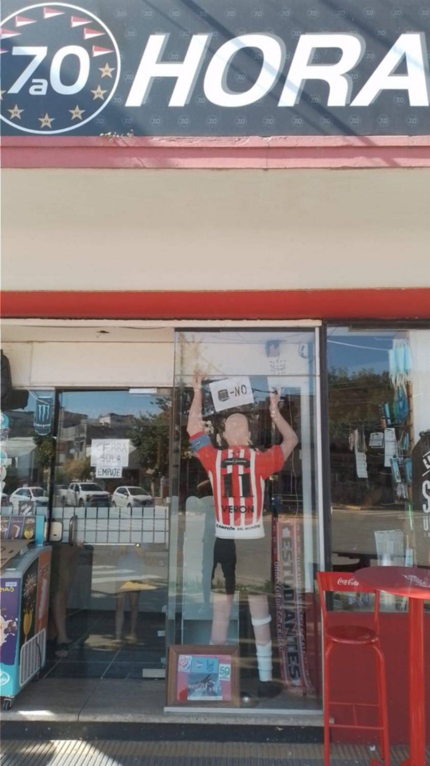Un hincha de Estudiantes replicó la protesta de los jugadores con un maniquí "de espaldas" en su kiosco
