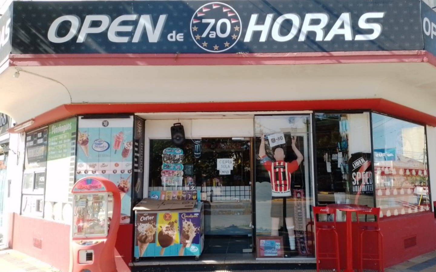 Un hincha de Estudiantes replicó la protesta de los jugadores con un maniquí "de espaldas" en su kiosco