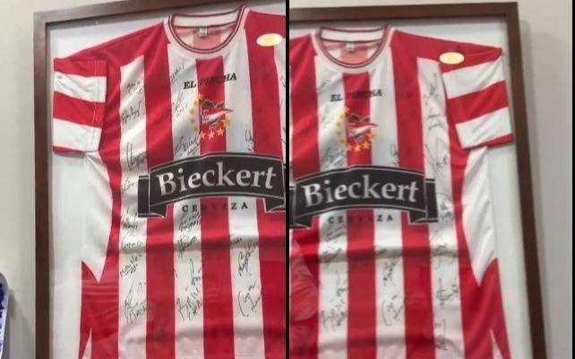 Un intendente bonaerense cargó contra Milei por mostrar la camiseta de Estudiantes: “¡Qué hipócrita!”