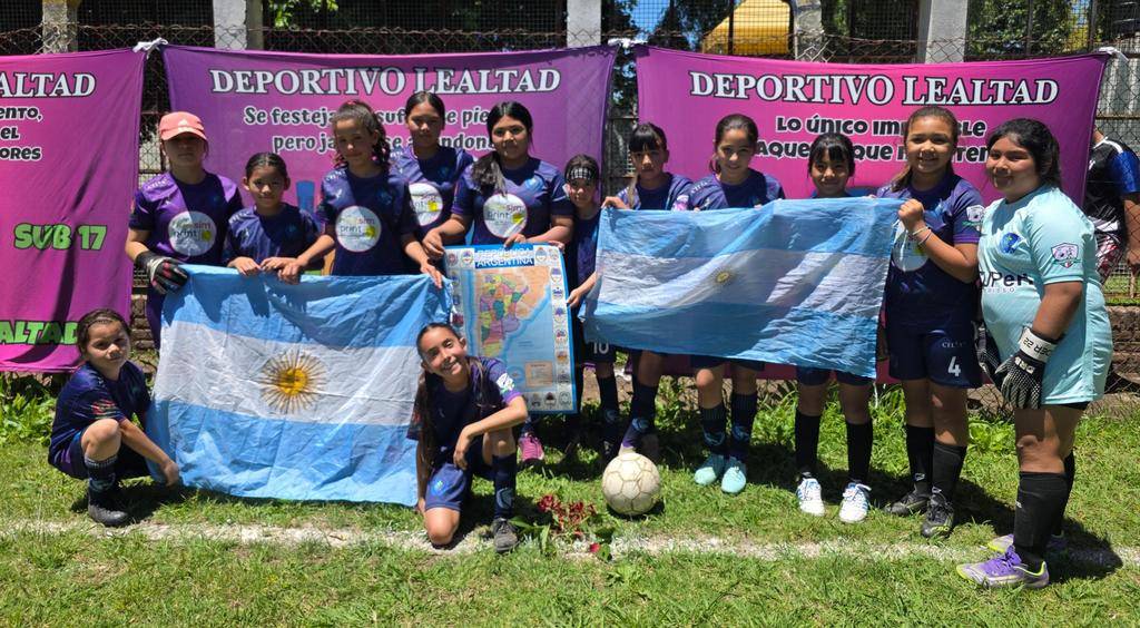 Las nenas preparan el cotillón