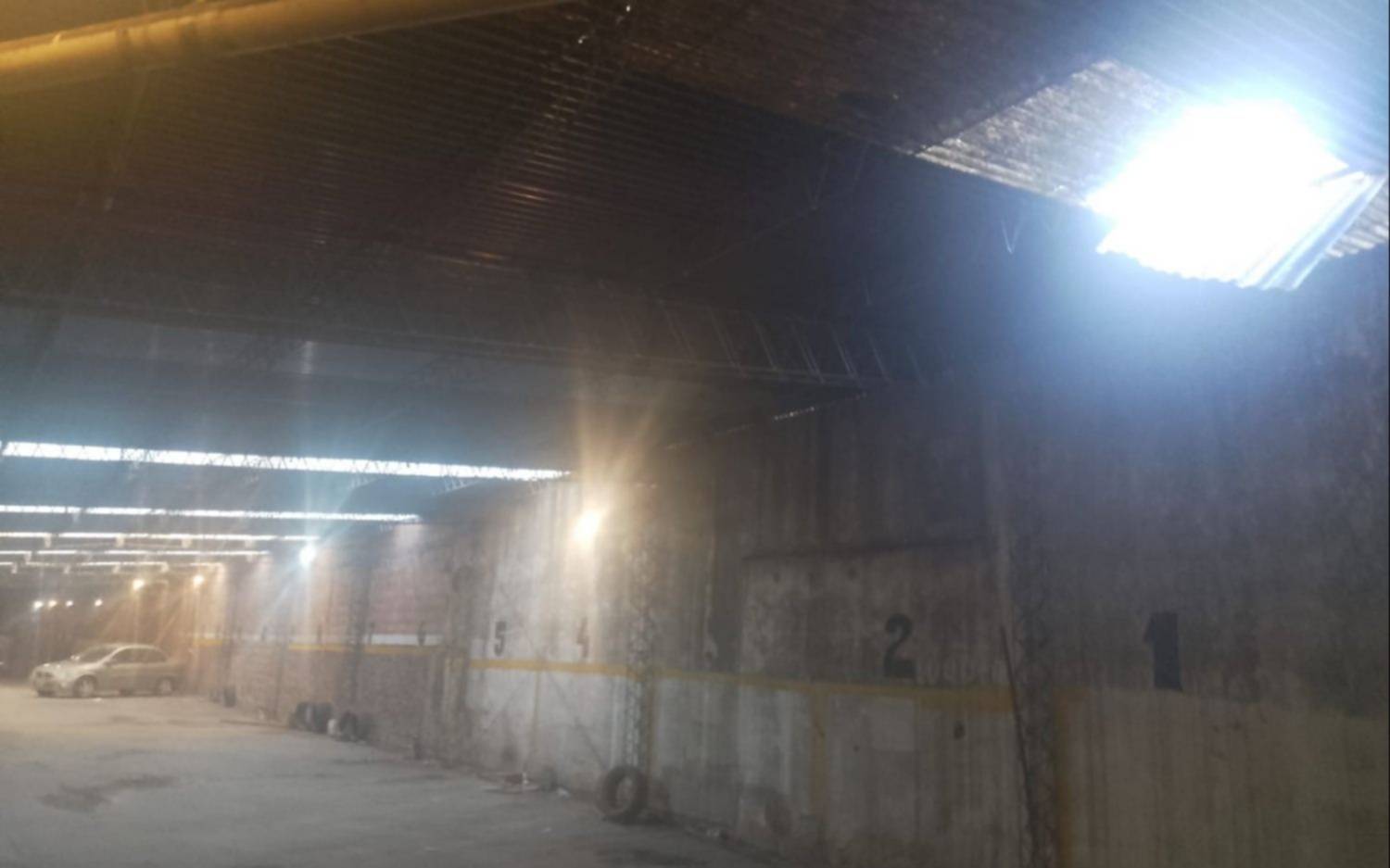 Tragedia en La Plata: una mujer arreglaba el techo de un galpón, la chapa cedió y cayó desde 6 metros