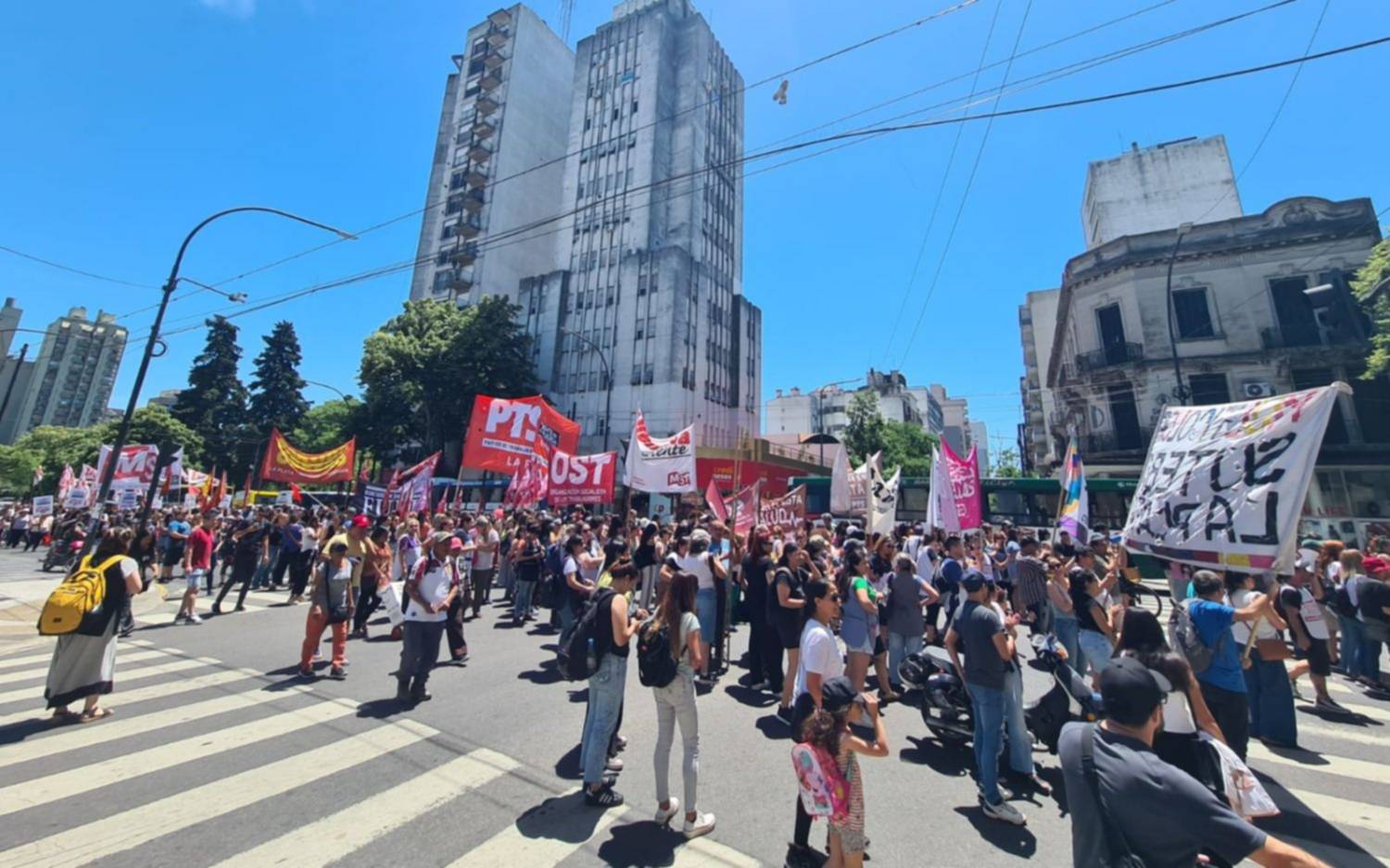 Marcha, corte y caos vehicular en pleno centro de La Plata por una protesta docente